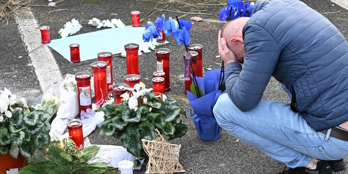 Foto di fiori e candele nel luogo in cui è stato ucciso Alexandru Ivan