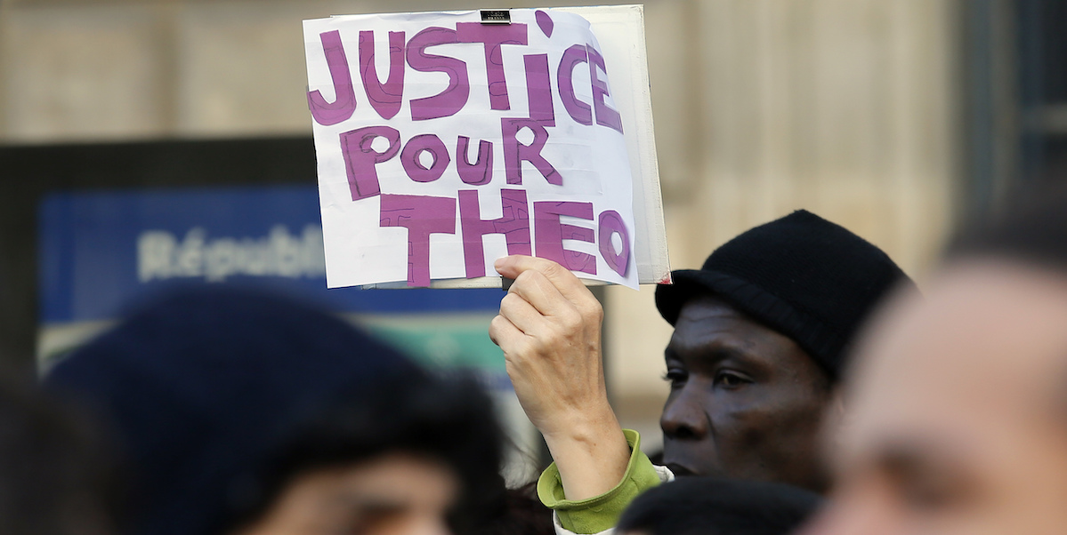 Una protesta per Théo Luhaka, Parigi, 18 febbraio 2017 (AP Photo/Francois Mori)