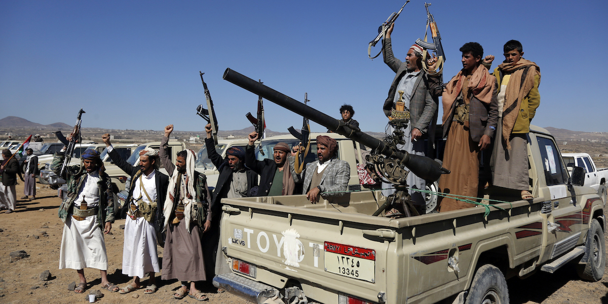 Un gruppo di ribelli Houthi a Sana'a, in Yemen, il 14 gennaio 2024 (AP Photo)