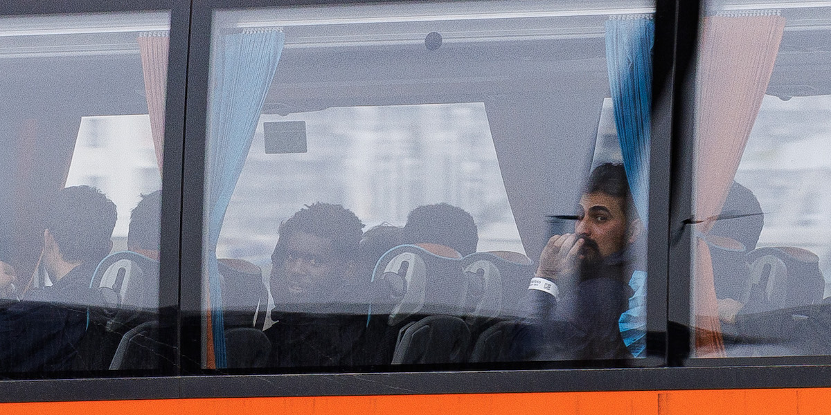 Migranti a bordo di un pullman a Dover