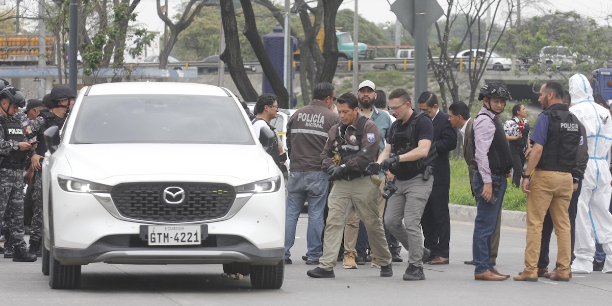 La polizia ispeziona l'auto in cui è stato trovato morto César Suárez a Guayaquil, il 17 gennaio (EPA/ Jonathan Miranda via ANSA)