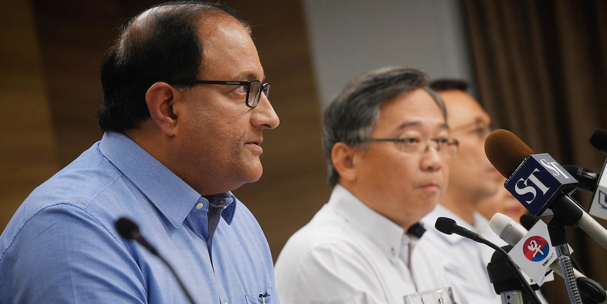 S Iswaran durante una conferenza con il ministro della Salute di Singapore Gan Kim Yong, al centro, il 20 luglio del 2018 (EPA/ Mark Cheong/ SPH via ANSA)