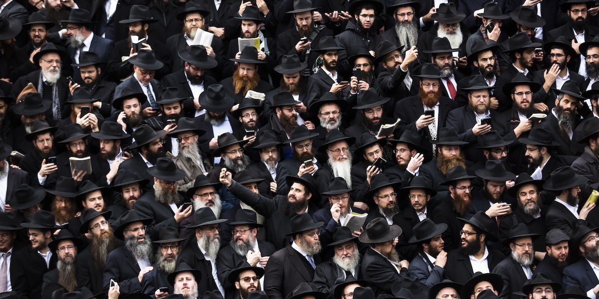 Gruppo di rabbini chassidici ultraortodossi vestiti di nero prima di posare per una foto di gruppo durante l'annuale Conferenza internazionale degli emissari Chabad-Lubavitch
