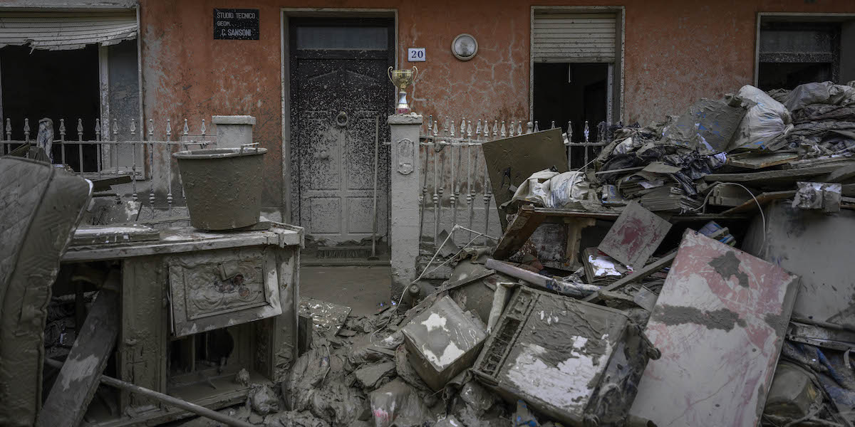 Mobili di una casa di Faenza danneggiati dall'alluvione