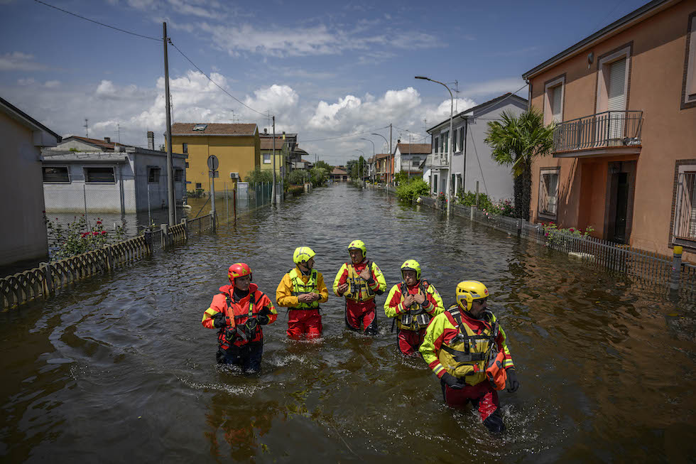 Soccorritori in una strada allagata a Conselice 