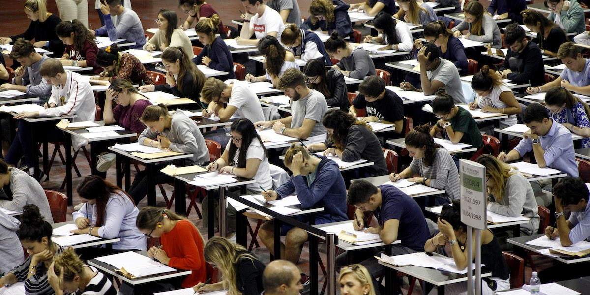 Foto di studenti durante il test d'ingresso, al Forum di Assagno, a Milano