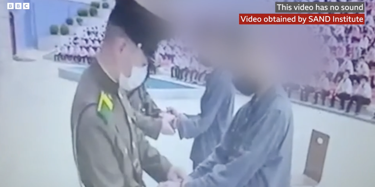 Una scena del video in cui si vedono due adolescenti nordcoreani ammanettati
