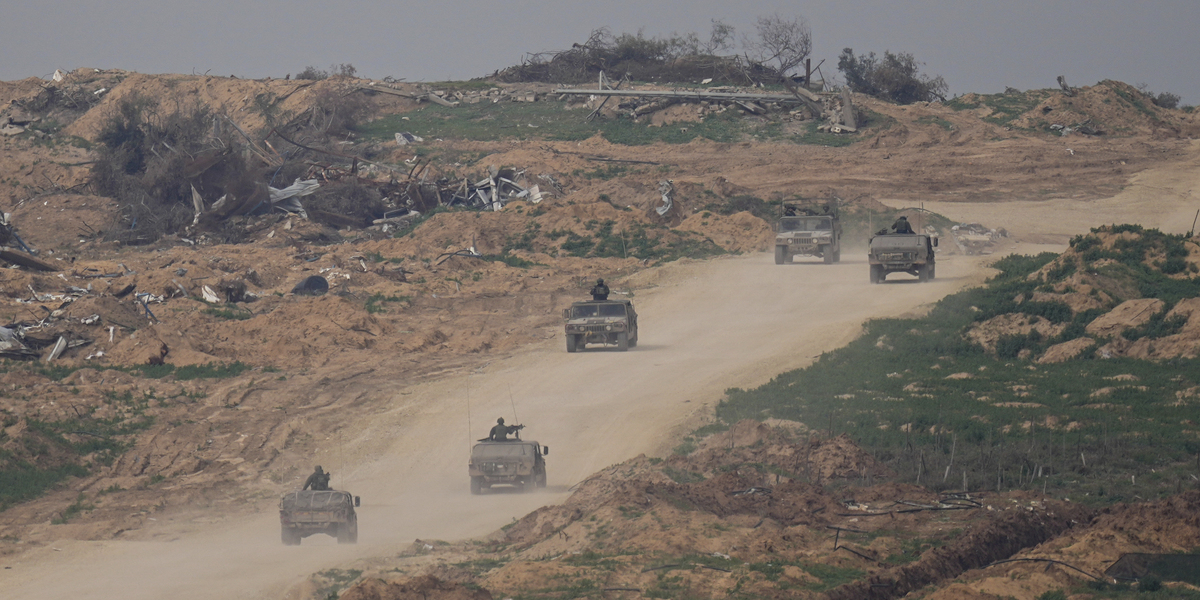 Mezzi dell'esercito israeliano si muovono verso Gaza, il 17 gennaio 2024 (AP Photo/Ohad Zwigenberg)