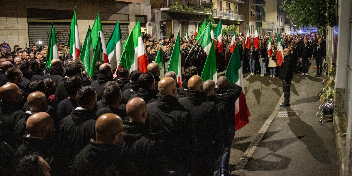 Un corteo in memoria di Sergio Ramelli a Milano, il 29 aprile del 2023 (ANSA/ DAVIDE CANELLA)