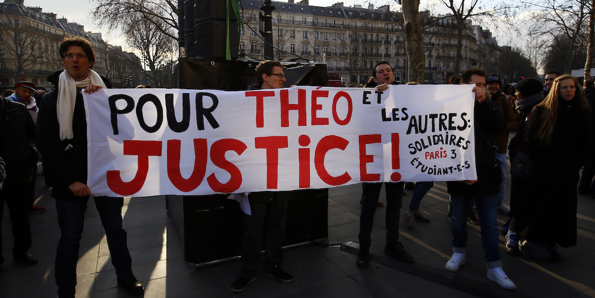 Manifestazione a sostegno di Théo Luhaka, Parigi, 18 febbraio 2017 (AP Photo/Francois Mori)