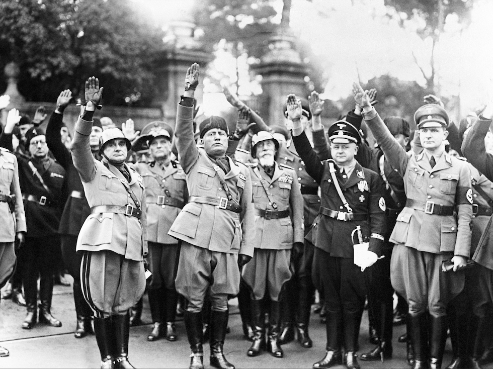 Benito Mussolini e alcuni ufficiali nazisti fanno il saluto fascista durante le celebrazioni del quattordicesimo anniversario della Marcia su Roma, il 28 ottobre del 1936