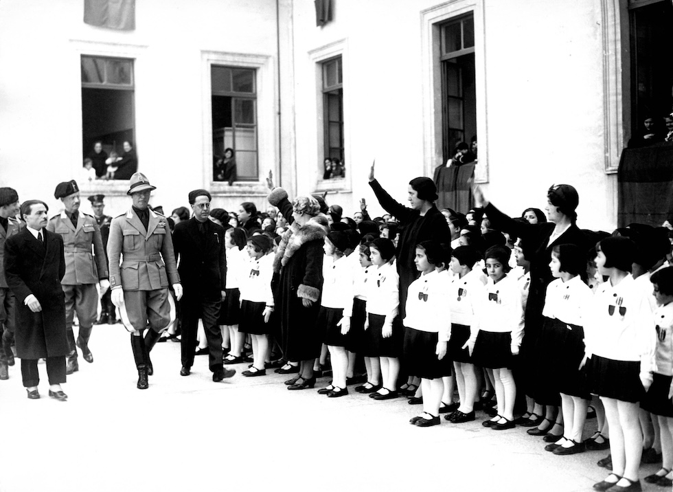 Alcune insegnanti fanno il saluto romano al presidente dell'Opera Nazionale Balilla Renato Ricci durante una visita alla scuola XX Settembre di Roma, l'11 aprile del 1934