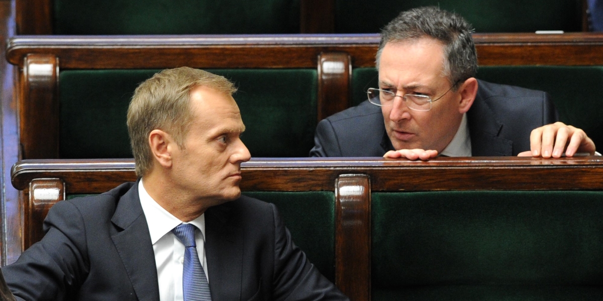 Il primo ministro e il ministro della cultura polacchi parlano fra loro in parlamento