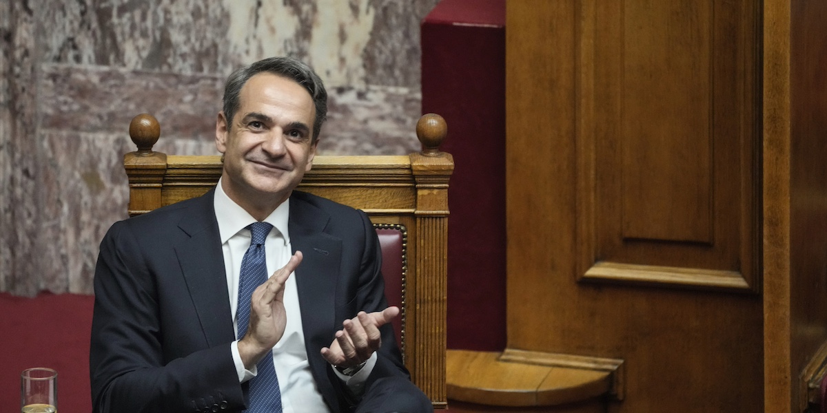 Il primo ministro greco Kyriakos Mitsotakis applaude in parlamento durante un dibattito a gennaio del 2023