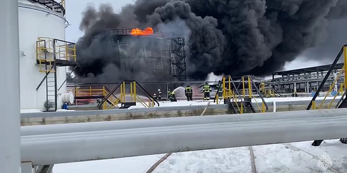 Un deposito di benzina in fiamme, in Russia