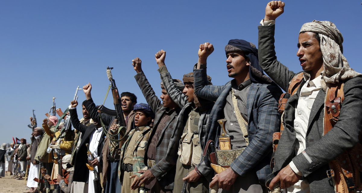Combattenti Houthi durante una manifestazione a gennaio