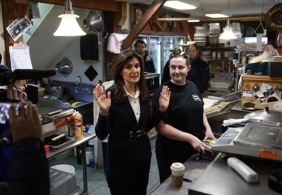 Nikki Haley, nella cucina di un locale in New Hampshire 