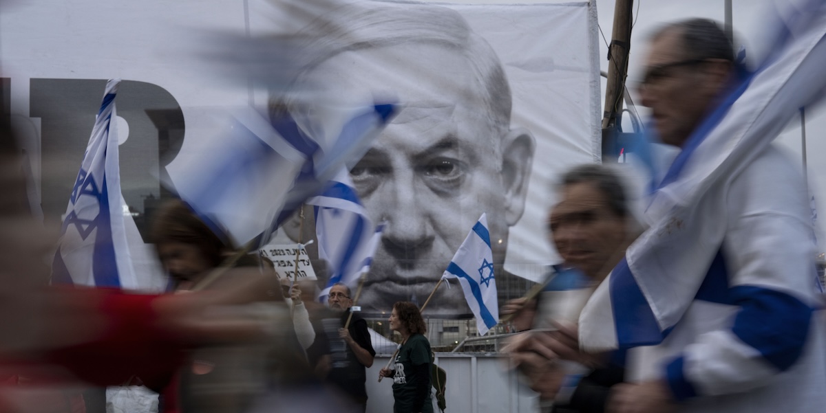 Un manifesto con il volto di Benjamin Netanyahu a Tel Aviv (AP Photo/Oded Balilty)