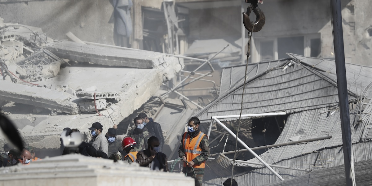 Soccorritori tra le macerie del palazzo colpito dall'attacco (AP Photo/Omar Sanadiki)