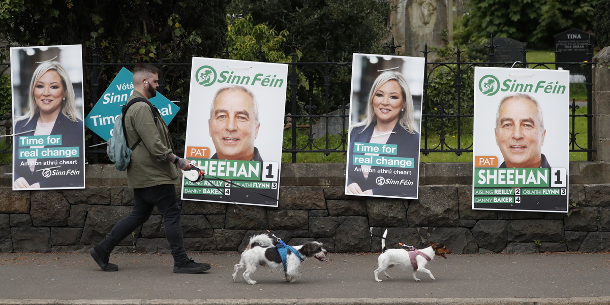 Alcuni poster della campagna elettorale del 2022 a Belfast (AP Photo/Peter Morrison)