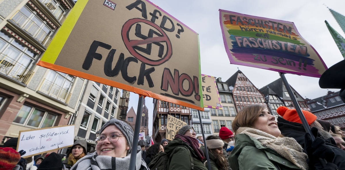 Una manifestazione a Francoforte (Thomas Lohnes/Getty Images)