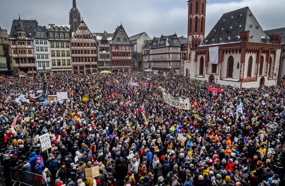 Una manifestazione a Francoforte (AP Photo/Michael Probst)