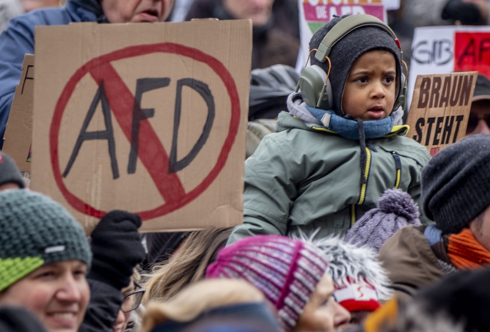 Manifestanti durante la protesta organizzata a Francoforte (AP Photo/Michael Probst)