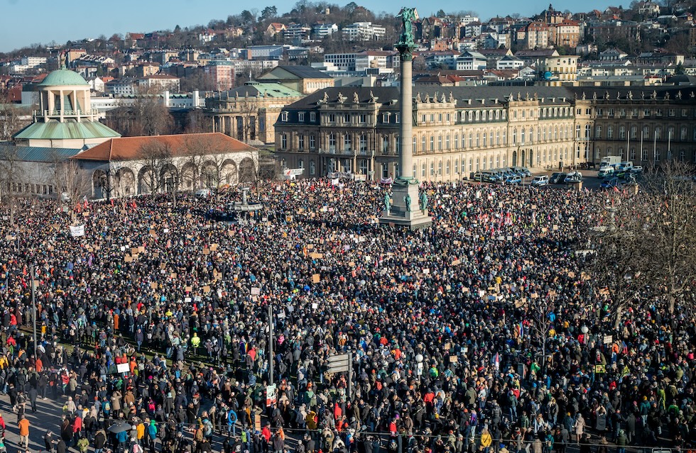 La protesta contro a AfD a Stoccarda (Christoph Schmidt/dpa via AP)