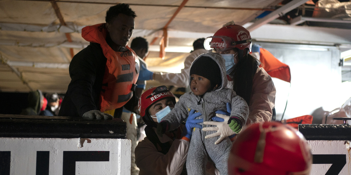 Un bambino messo in salvo da Open Arms nel dicembre del 2020(AP Photo/Joan Mateu)