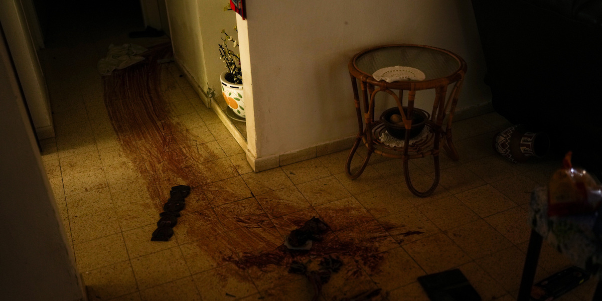 Sangue sul pavimento di una casa nel kibbutz di Kissufim dopo l'attacco di hamas del 7 ottobre (AP Photo/Francisco Seco)