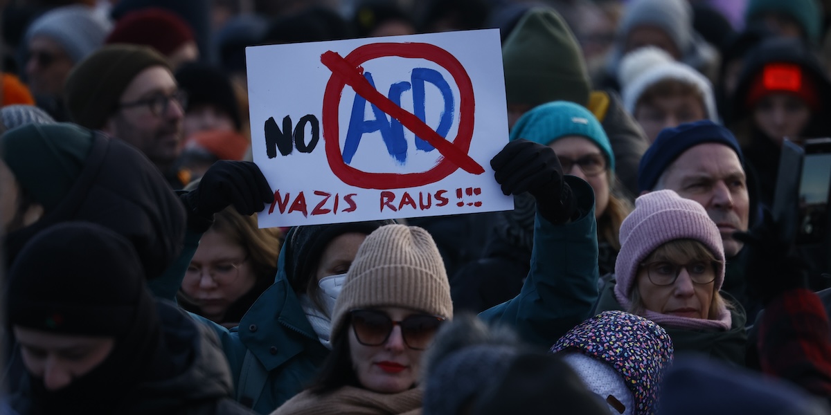 Persone durante la manifestazione contro AfD davanti al Bundestag, domenica