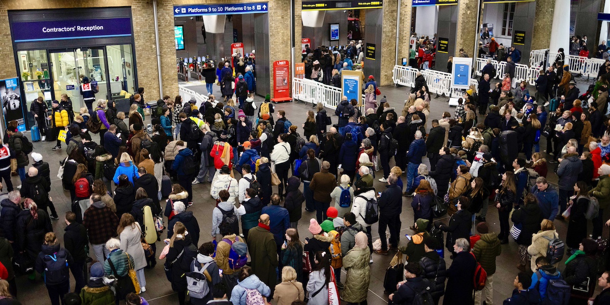 Persone alla stazione di King's Cross a Londra, dove sono stati cancellati tutti i treni verso il nord a causa della tempesta Isha