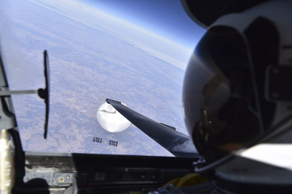 Un pilota di jet statunitense di fianco a un sospetto pallone spia cinese nel febbraio del 2023