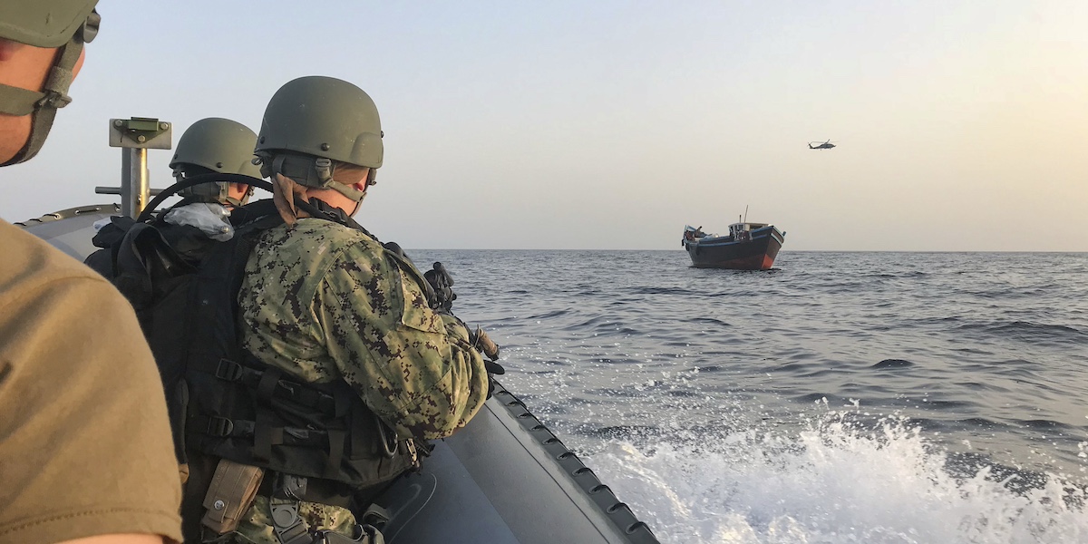 Militari statunitensi controllano le imbarcazioni nel Golfo di Aden nel 2018 (U.S. Navy via AP)