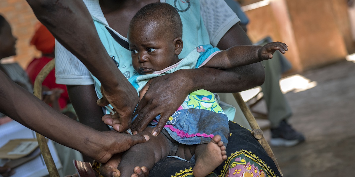 Un bambino nel villaggio di Tomali, in Malawi, riceve una dose del vaccino contro la malaria durante la fase di sperimentazione nel 2019