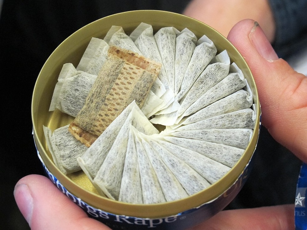 Una confezione di snus in bustine