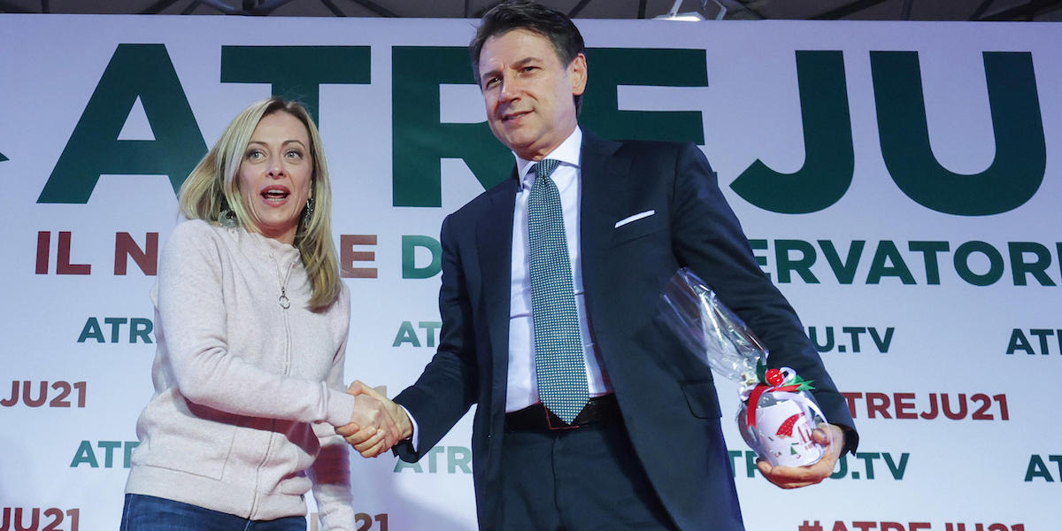 Conte con Meloni ad Atreju, la manifestazione organizzata da Fratelli d'Italia a Roma, l'8 dicembre 2021.
(GIUSEPPE LAMI/ANSA)