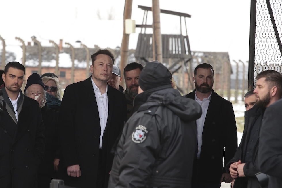 L'imprenditore Elon Musk, amministratore delegato di Tesla e SpaceX, durante una visita privata al campo di concentramento nazista di Auschwitz-Birkenau