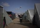 Un bambino gioca con un pallone in uno dei campi dove si sono rifugiati i profughi palestinesi