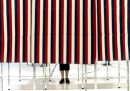 Una persona in una cabina elettorale durante le votazioni per le primarie dei Repubblicani in New Hampshire