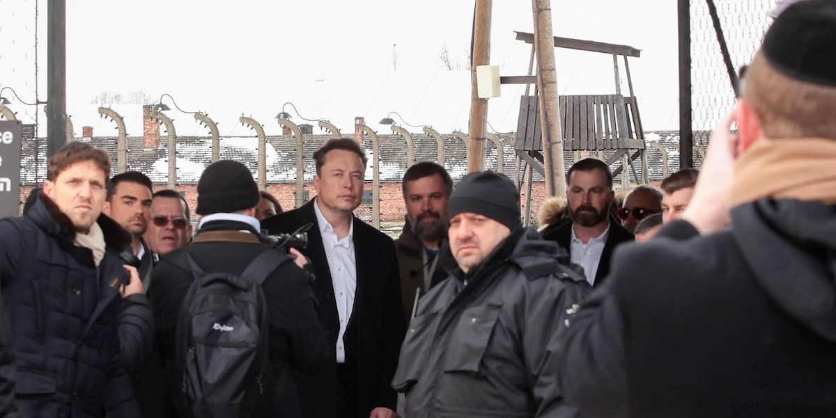 Elon Musk all'ingresso del campo di concentramento nazista di Auschwitz (Credit Image: © Vito Corleone/SOPA Images via ZUMA Press Wire)