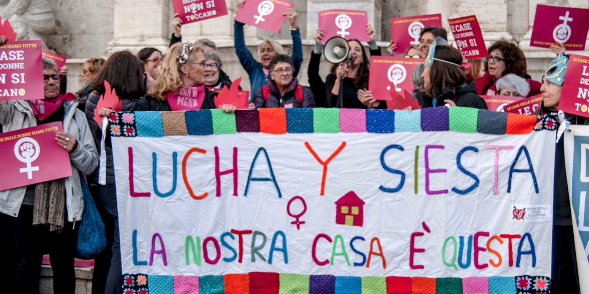 Uno striscione con su scritto "Lucha y Siesta, la nostra casa è questa", esposto durante una protesta a sostegno della Casa delle Donne nel febbraio del 2020