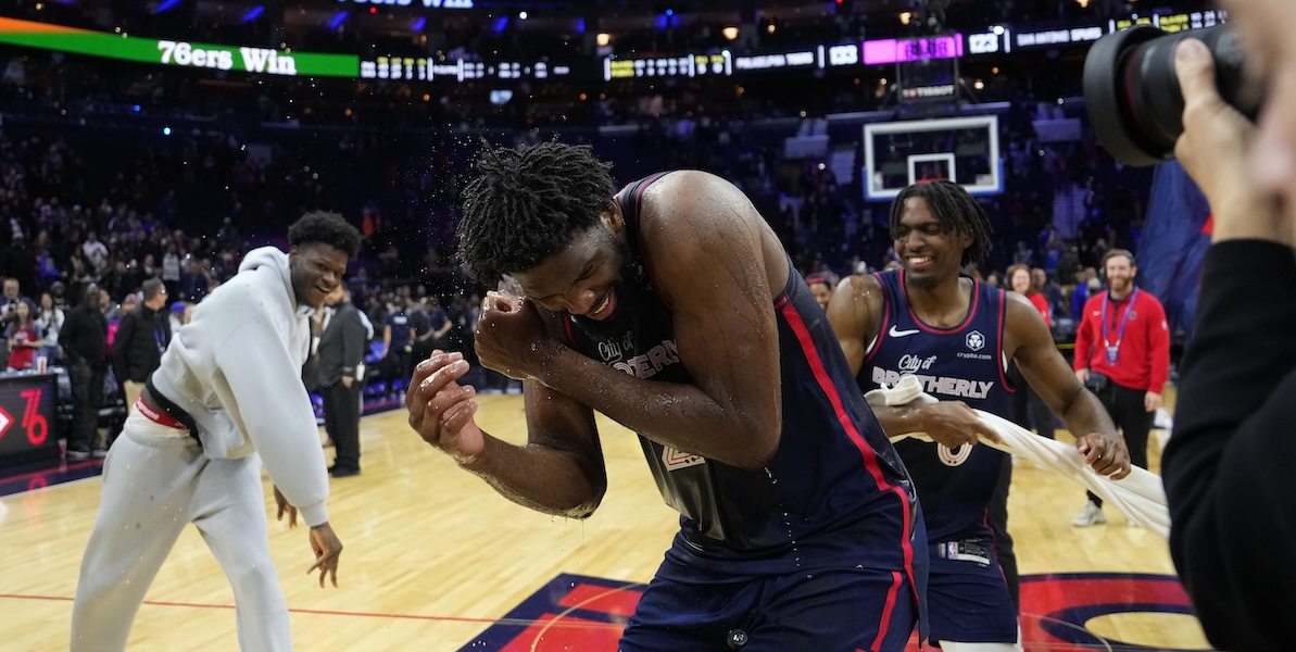 Joel Embiid festeggiato dai compagni Mo Bamba e Tyrese Maxey (AP Photo/Matt Slocum)