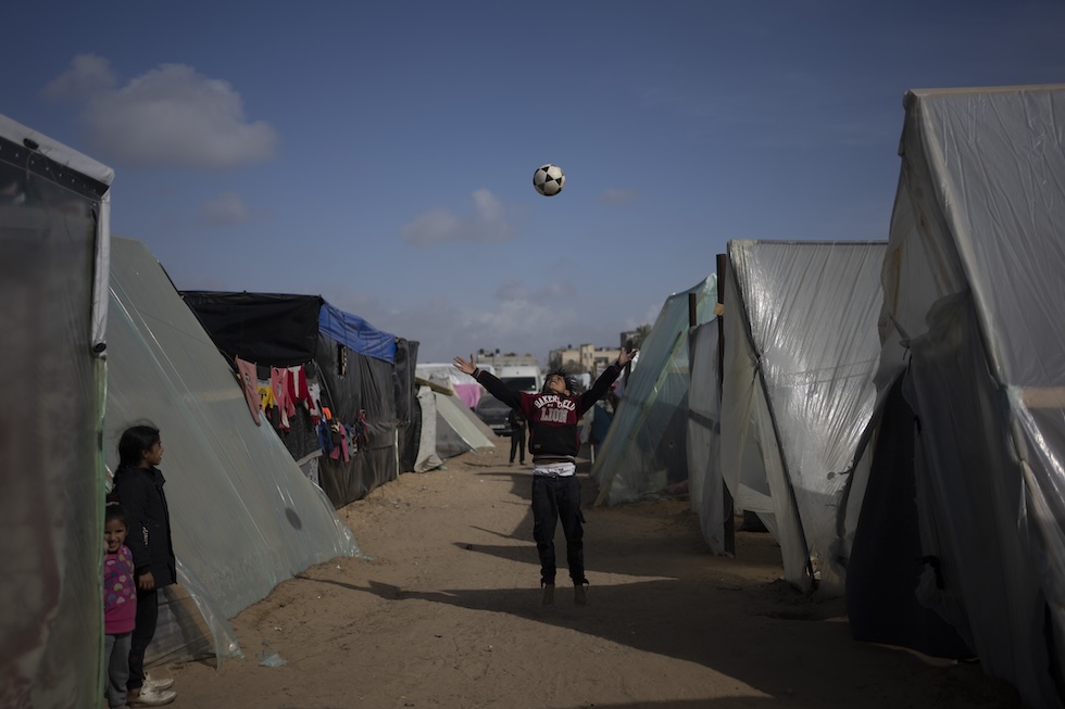 Un bambino gioca con un pallone in uno dei campi dove si sono rifugiati i profughi palestinesi