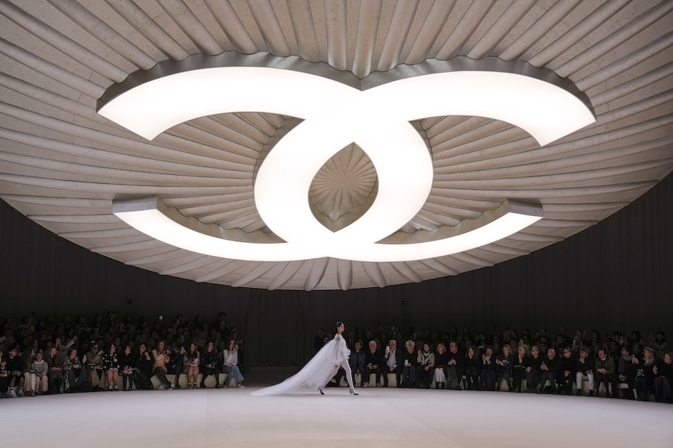 Una modella durante la sfilata della collezione Primavera-Estate 2024 di Chanel
