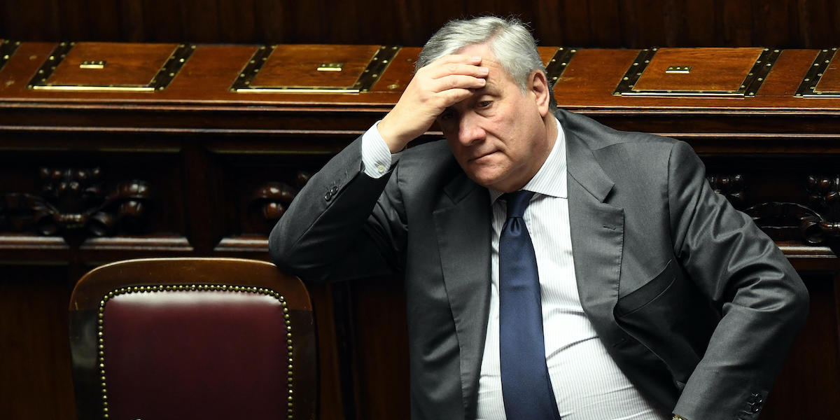 Il ministro degli Esteri Antonio Tajani in un momento di scoramento alla Camera