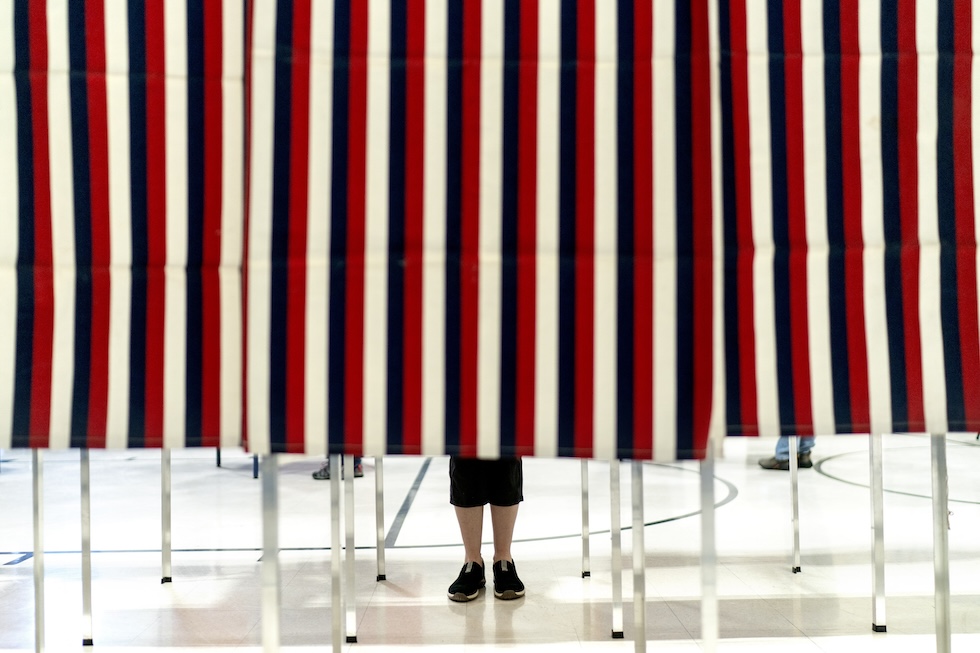 Una persona in una cabina elettorale durante le votazioni per le primarie dei Repubblicani in New Hampshire