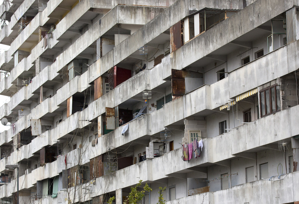 I balconi di una delle Vele di Scampia