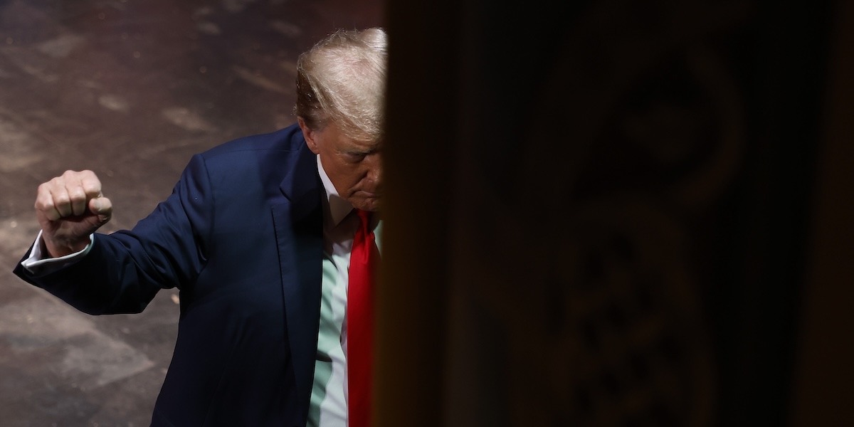 Donald Trump alla fine di un comizio a Rochester, in New Hampshire (Photo by Chip Somodevilla/Getty Images)