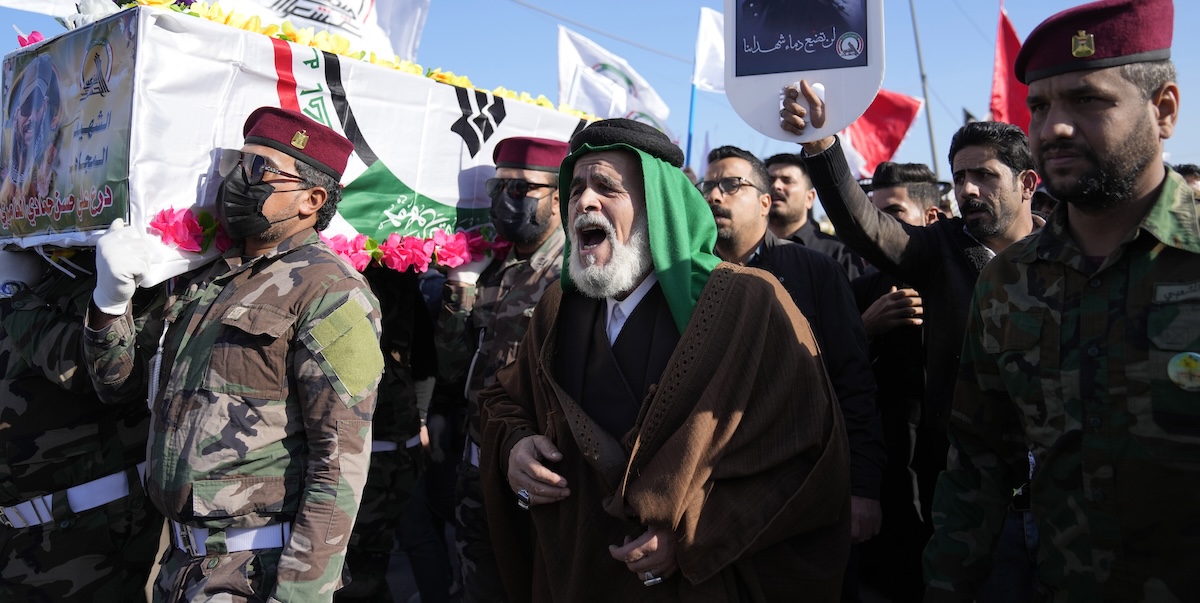 Membri della milizia Kataib Hezbollah durante il funerale di uno di loro ucciso in un attacco statunitense (AP Photo/Hadi Mizban)